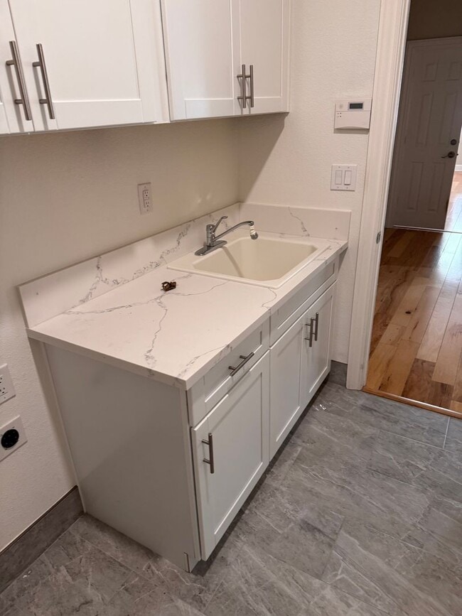 Building Photo - Recently Updated 4 Bedroom Prairie Oaks Ho...