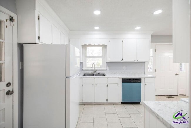 Building Photo - 718 Oakview Square