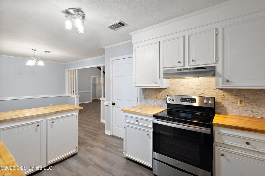 Building Photo - 548 Vineland Dr