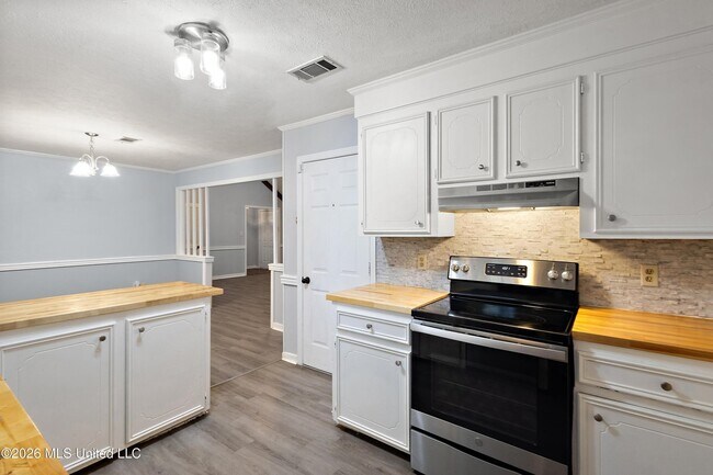 Building Photo - 548 Vineland Dr