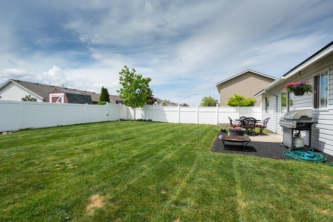 Building Photo - Beautiful 3 bedroom 2 bath Post Falls Home