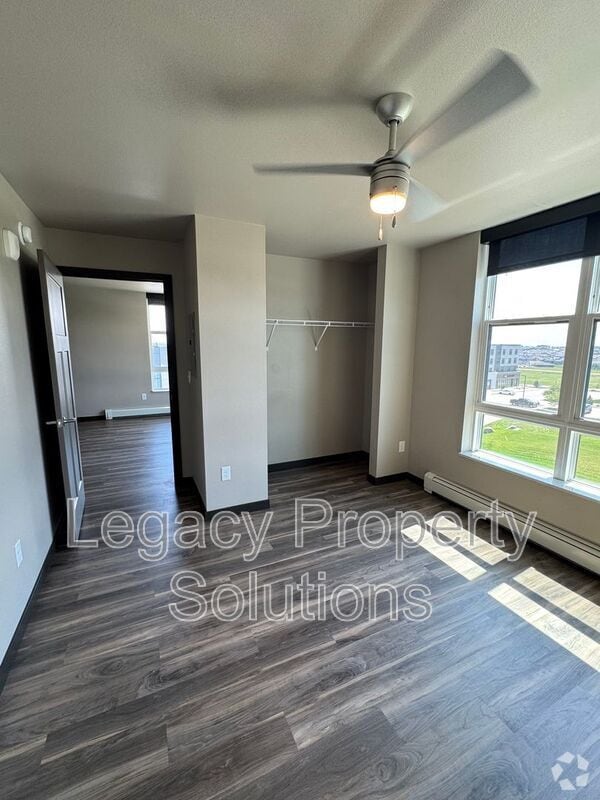 Building Photo - 226 E Greenfield Ln
