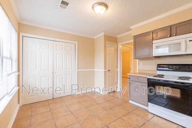 Building Photo - 10152 Yates Dr