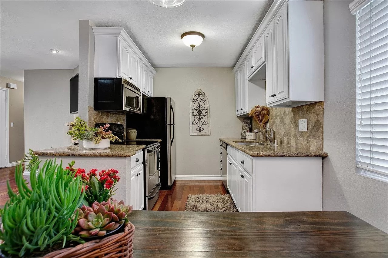 Kitchen - 2319 Curlew St