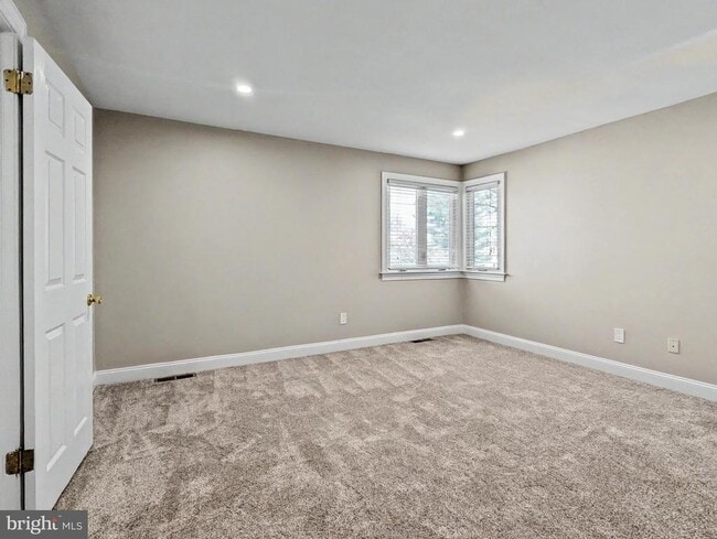 Building Photo - 140 Westbury Ct