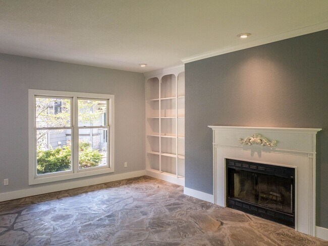 Building Photo - Beautiful Three Bedroom with Stunning View...