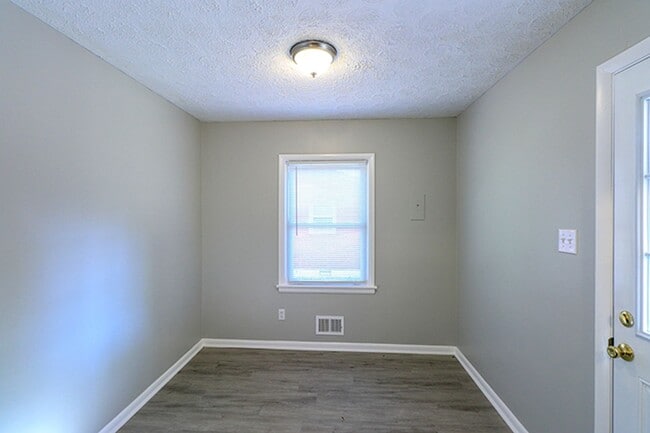 Building Photo - 3 bedroom 1 bath in Valley Station!