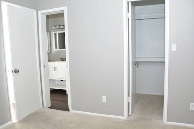 Building Photo - Renovated 2x2 Condo Located in N Phoenix!