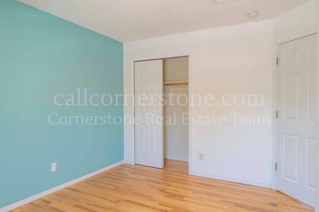 Building Photo - 743 Descendant Dr
