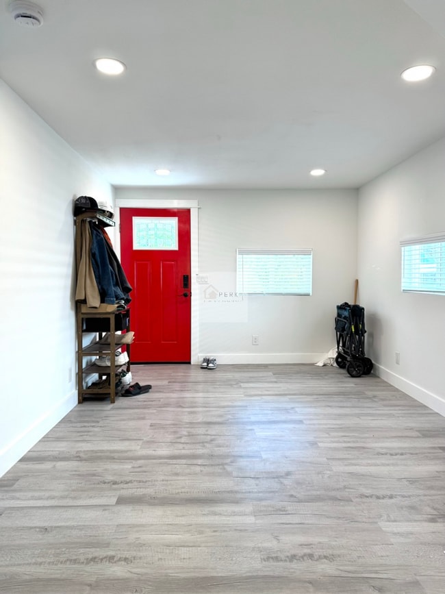 Building Photo - Updated 2 Bed, 1 Bath | South Beacon Hill | Private Patio + Parking