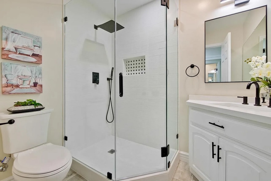 Guest Bath - 17040 Holiday Dr