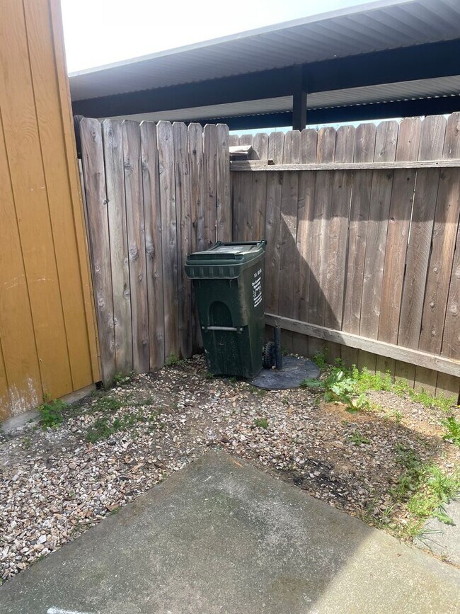 Building Photo - 3 Bedroom, 1.5 Bath Home in Parkway Neighborhood