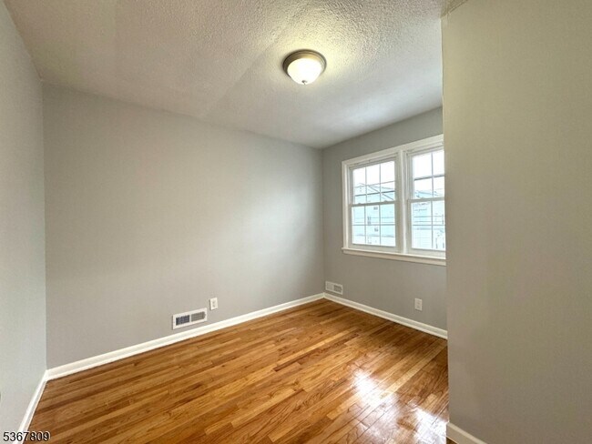 Building Photo - 9 Westervelt Pl