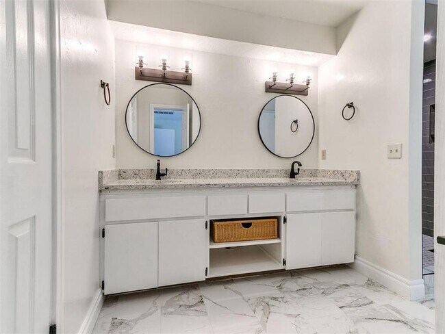 Building Photo - Family Home + Pool!