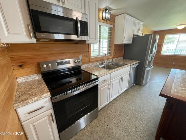 Building Photo - 305 Tarpon St