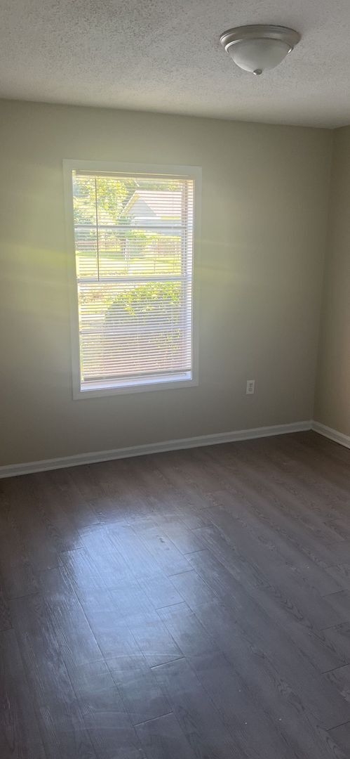 Building Photo - 4 Success is offering this 3 bedroom 1 bat...