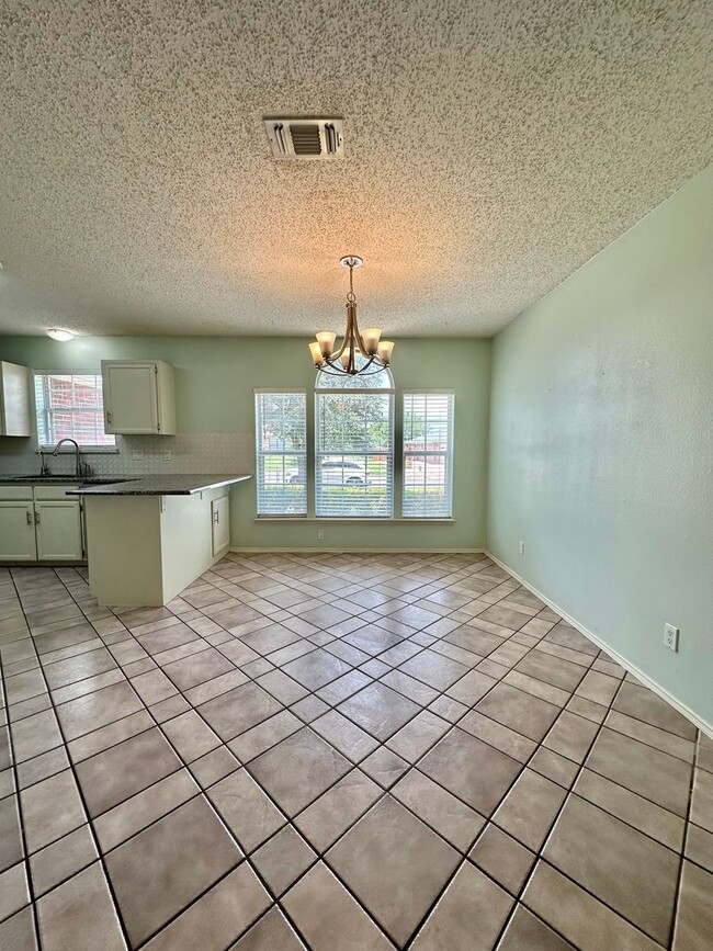 Building Photo - Move in Ready... Charming Home In The Bluf...