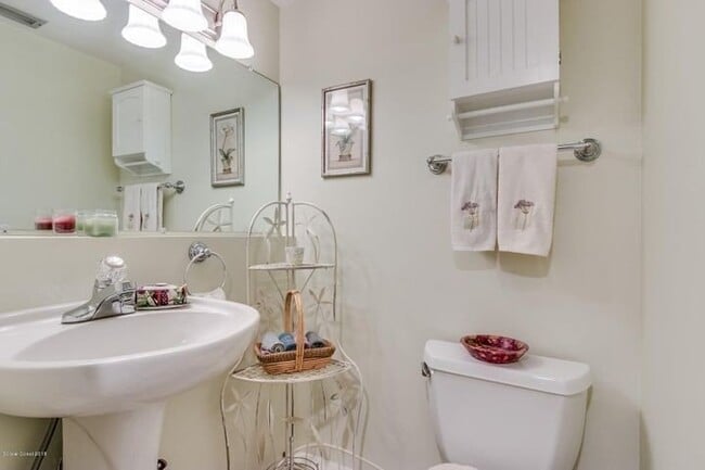Building Photo - Beautiful Townhome Walking Distance to the...