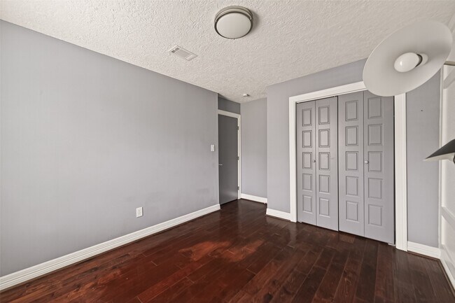 Building Photo - 2130 Round Lake Dr