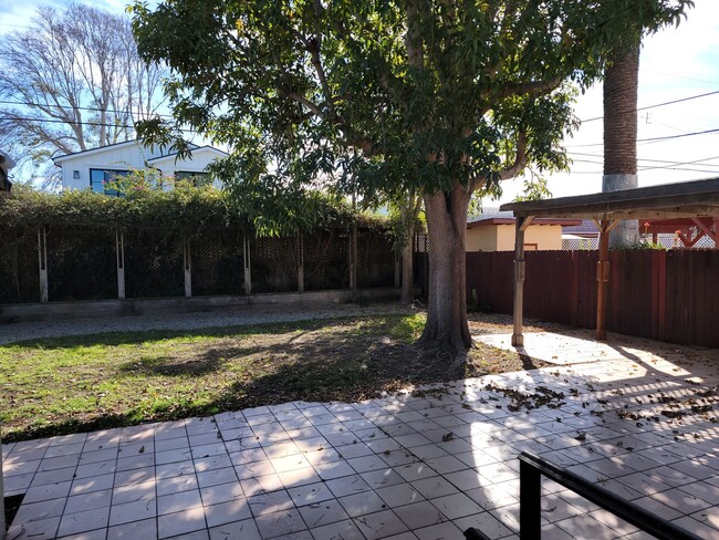 Building Photo - Charming Single Family Home with Spacious ...
