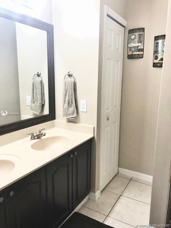 Building Photo - 7692 N Southwood Cir