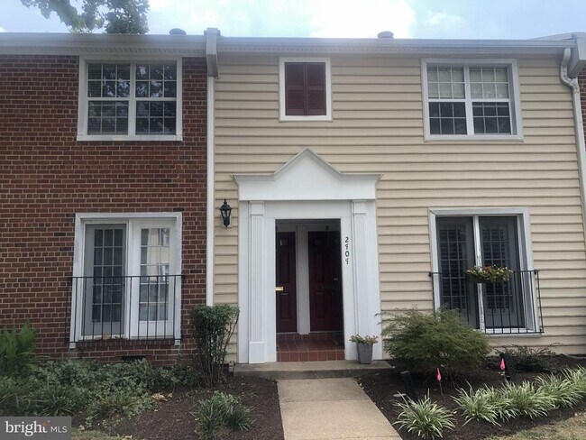 Building Photo - 2707 S Walter Reed Dr