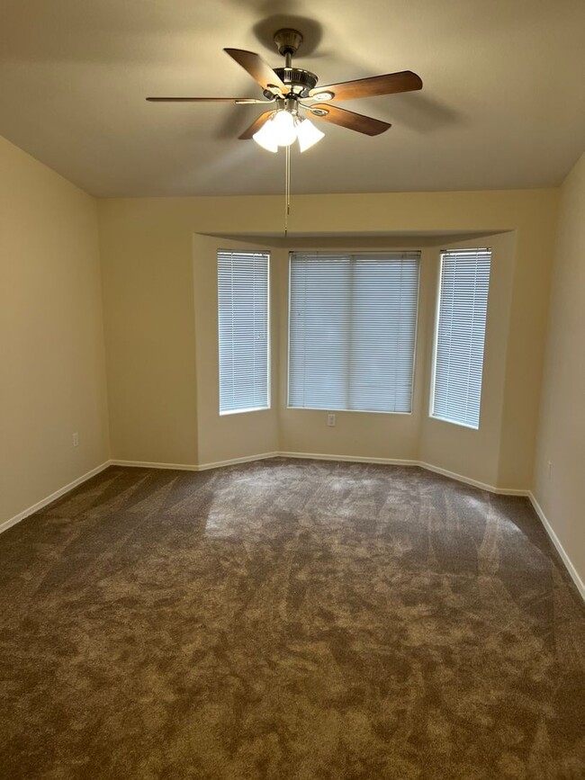 Building Photo - Move in Quick! 2 Bedroom Townhome in Sun C...