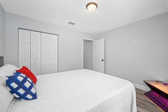 Building Photo - 920 N Castle Ct