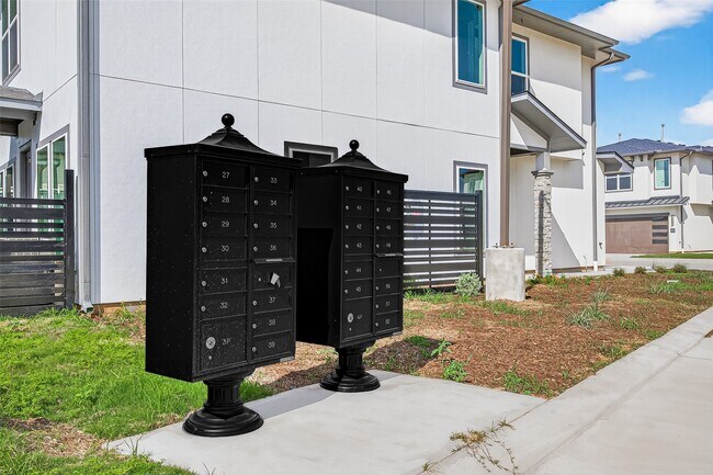 Building Photo - 10719 Mason Rd