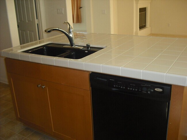 Building Photo - Love living near the Beach into this spacious 5 bedroom home