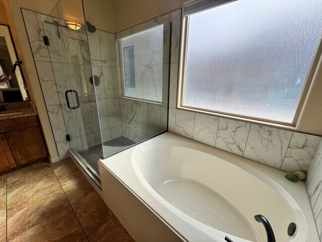 Building Photo - Short Term Fully Furnished Rental! Available May 1st - October 31st!