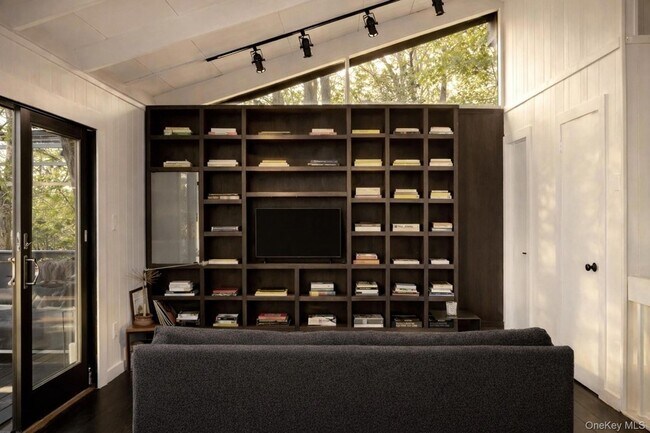 Building Photo - 15 Lake View Ct