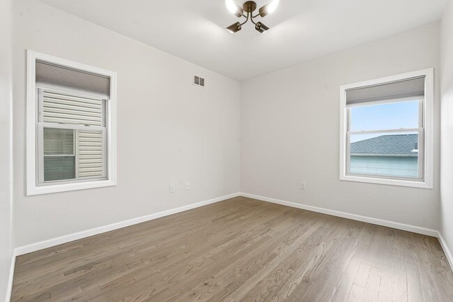 Building Photo - 5103 Meadowview Ave