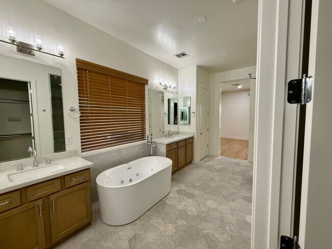 Building Photo - 1708 W Oberlin Way