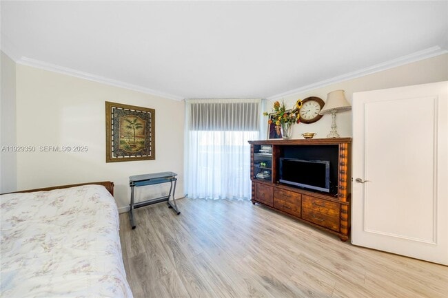 Building Photo - 17555 Collins Ave