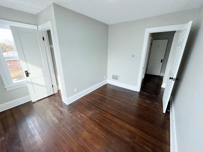 Building Photo - Fully Updated 3 Bedroom Home with 2 Car Garage