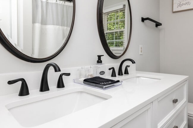 Building Photo - Charming 3 Bedroom Home with Modern Features and Spacious Outdoors!