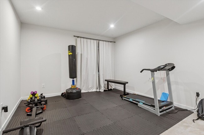Building Photo - Beautifully Upgraded 4B/3.5B Home with Dec...