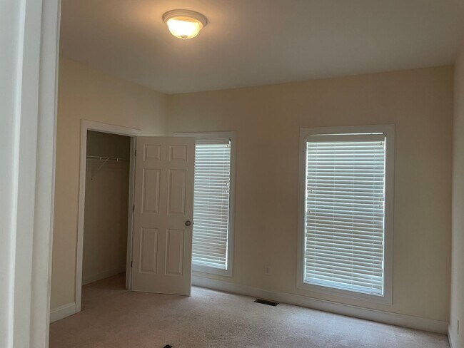 Building Photo - Outstanding Five Bedroom Three Full Bathro...