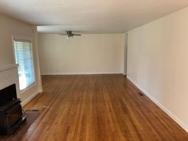 Building Photo - Just 2495.00 For This Lovely Home