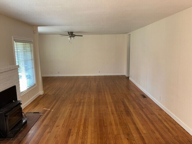 Building Photo - Lovely Clarksburg Home!