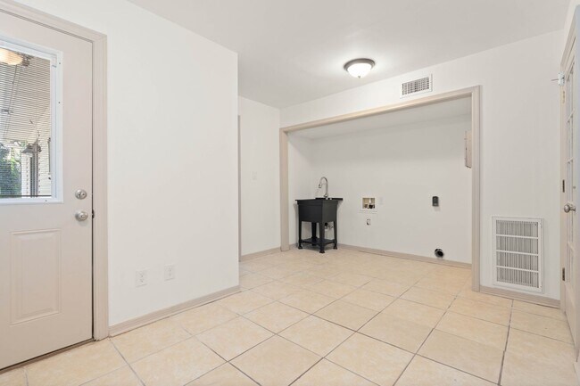 Building Photo - Lake Forest Golf Community