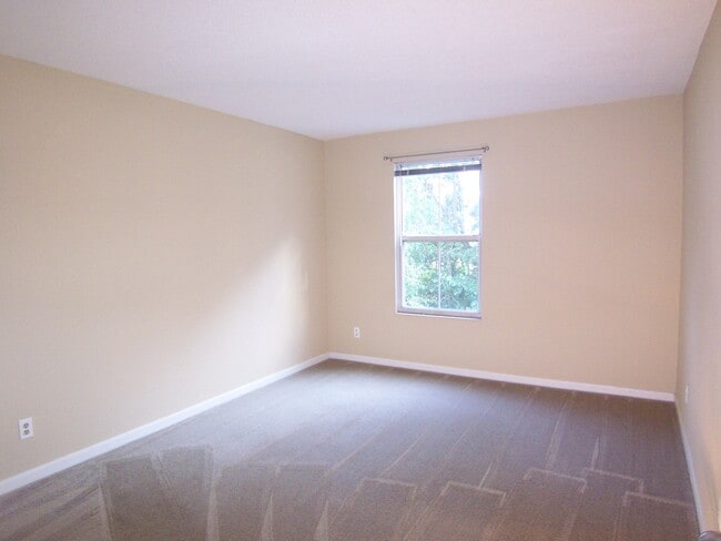 Building Photo - 103 Fieldcrest St