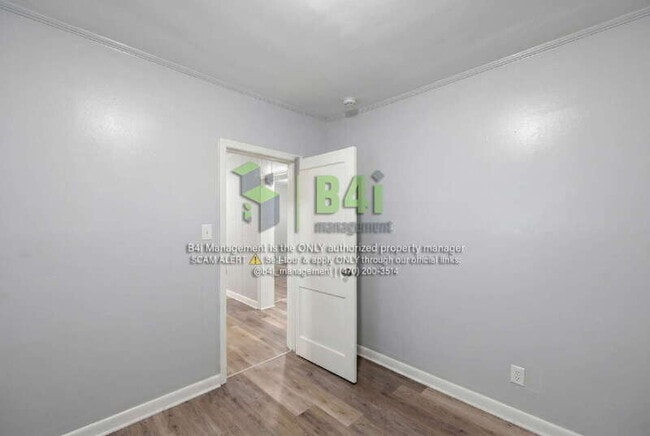 Building Photo - 909 E 8th St