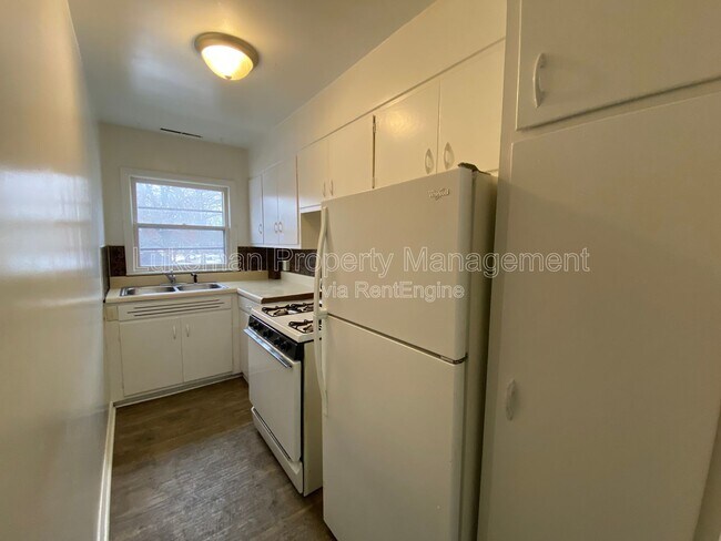 Building Photo - 1117-1119 S Westnedge Ct