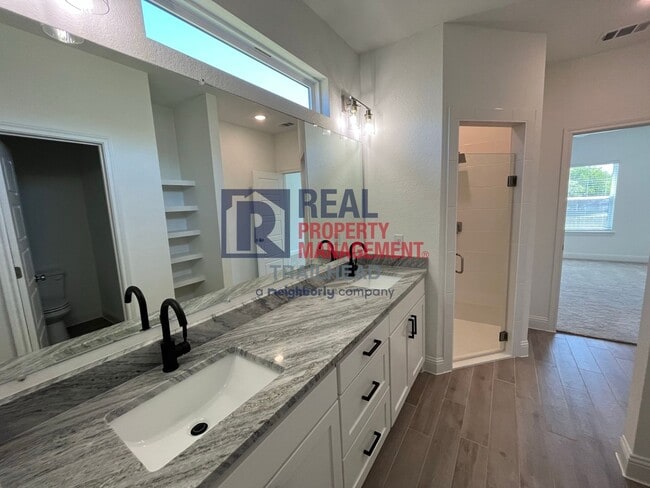 Building Photo - Stylish 3 Bed, 2 Bath Home in Gated Lakesi...