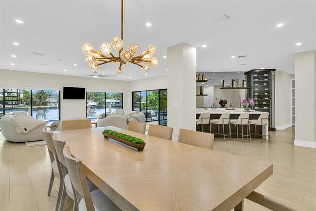 Building Photo - 319 S Riverside Dr