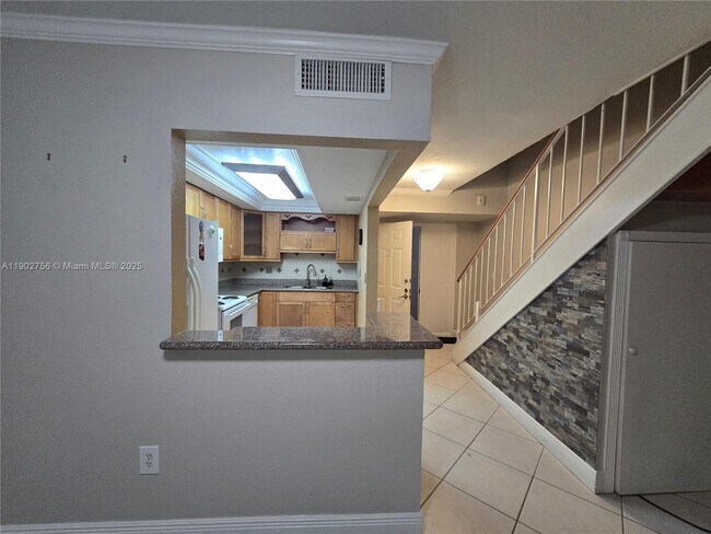 Building Photo - 9371 Fontainebleau Blvd