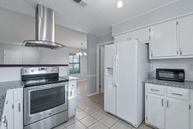 Building Photo - 502 Krest Dr