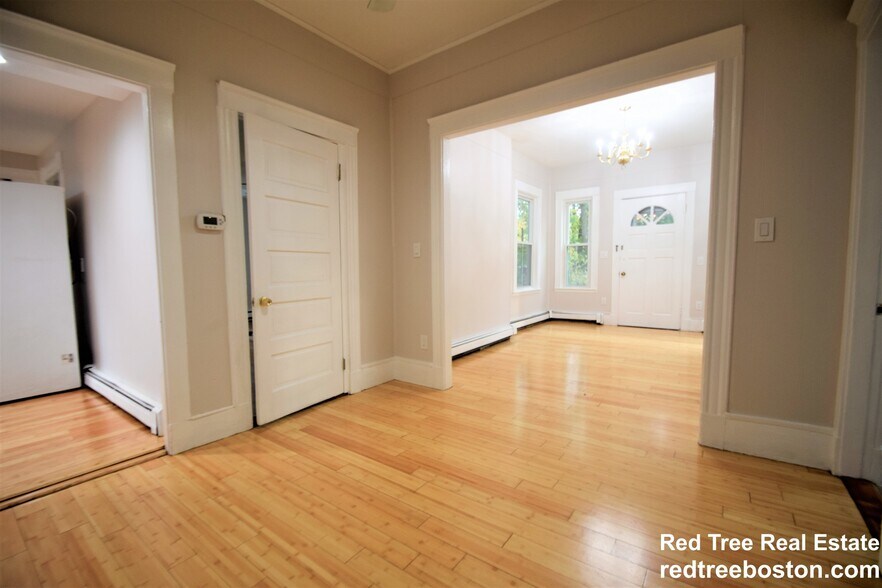 Building Photo - 24 St James St